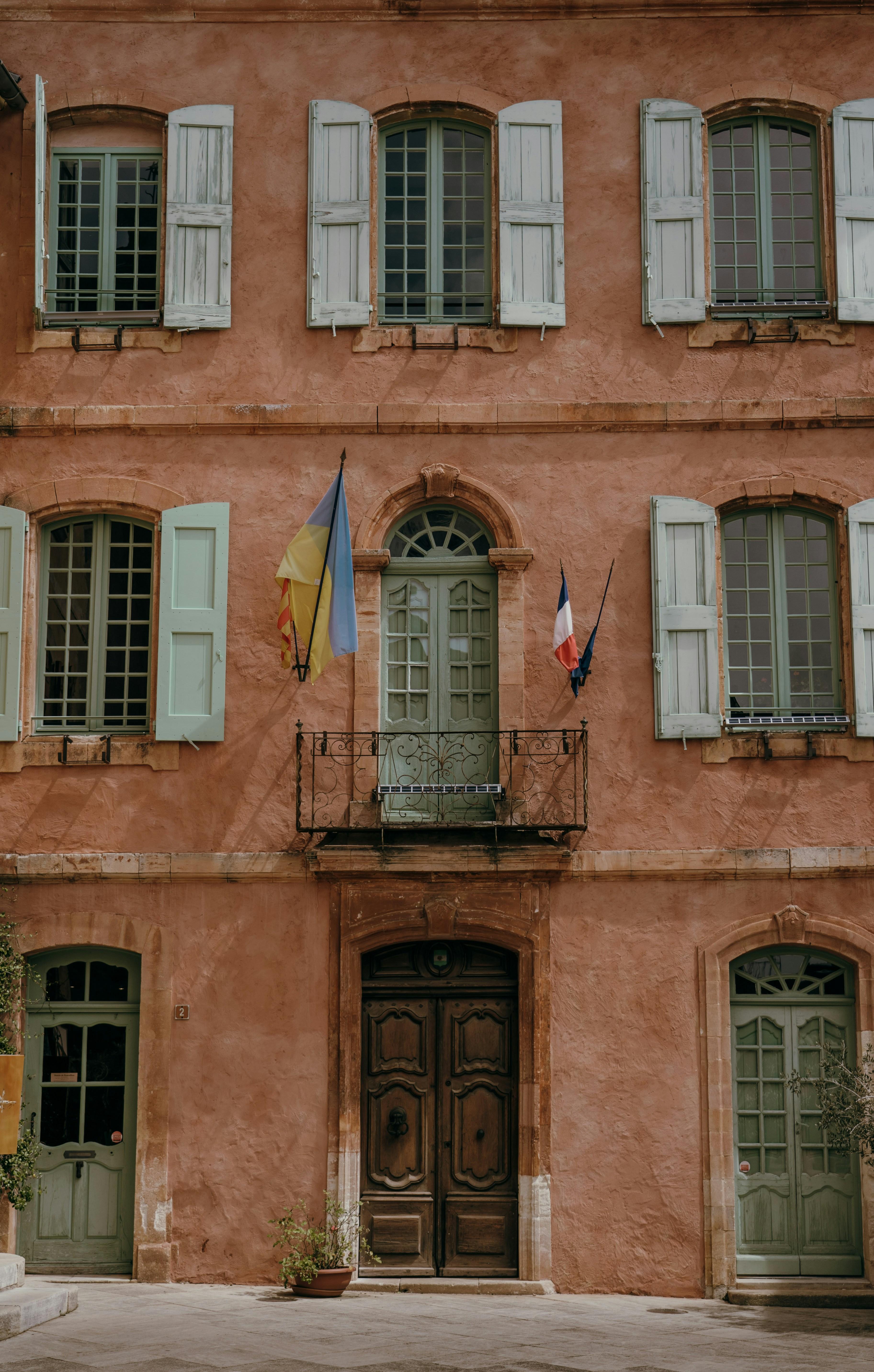 Cinematic Symmetry and Color: The Visual Language of Wes Anderson